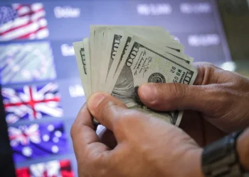 Dólar hoy: la cotización libre se sostiene a $215 y la brecha cambiaria alcanza el 102%