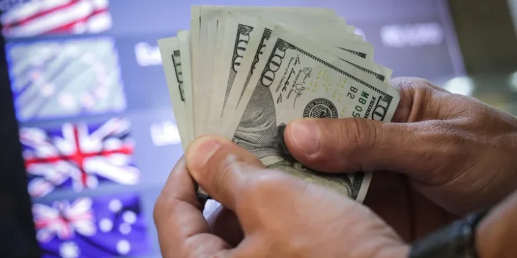 Dólar hoy: la cotización libre se sostiene a $215 y la brecha cambiaria alcanza el 102%