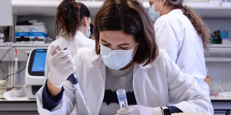 Un estudio español certificó que más del 85% de los vacunados generó anticuerpos contra el COVID