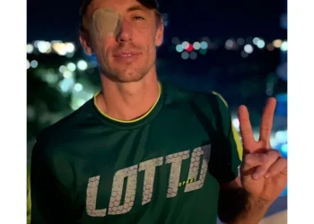 La insólita lesión que forzó el abandono de un tenista en Acapulco: una pelota rebotó en su raqueta y le lastimó el ojo