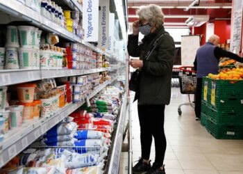 La Secretaría de Comercio Interior define hoy qué alimentos deberán retrotraer sus precios