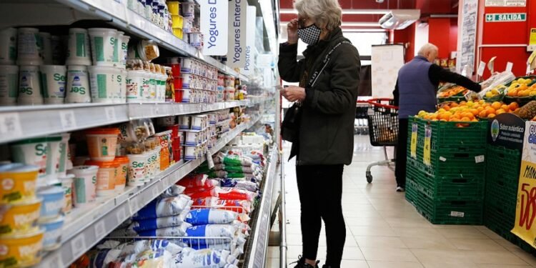 La Secretaría de Comercio Interior define hoy qué alimentos deberán retrotraer sus precios