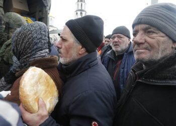 Toque de sirenas en Kiev, mientras miles de civiles huyen de otras ciudades