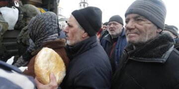 Toque de sirenas en Kiev, mientras miles de civiles huyen de otras ciudades