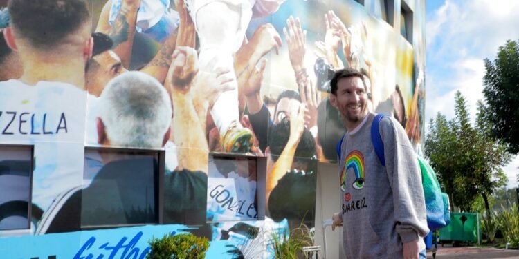 Messi llegó al país y se sumó al seleccionado para la última doble fecha