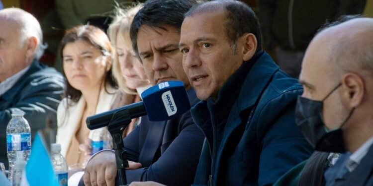 El uso del barbijo deja de ser obligatorio en comercios, cines y teatros de Neuquén