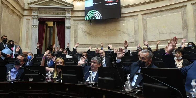 El Gobierno cree tener los votos para aprobar el acuerdo con el FMI en el Senado pero aguarda por los movimientos políticos de Cristina Kirchner