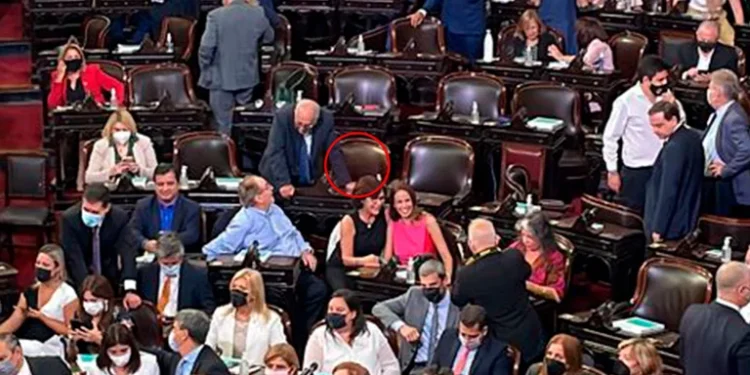 Máximo Kirchner no asistió a la Asamblea Legislativa y el Presidente le envió un mensaje