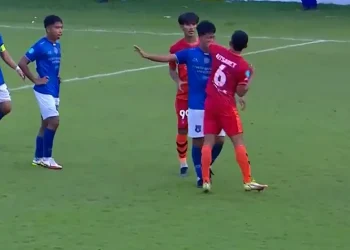 Brutal agresión en el fútbol asiático: un golpe de Muay Thai, 24 puntos de sutura y rescisión de contrato