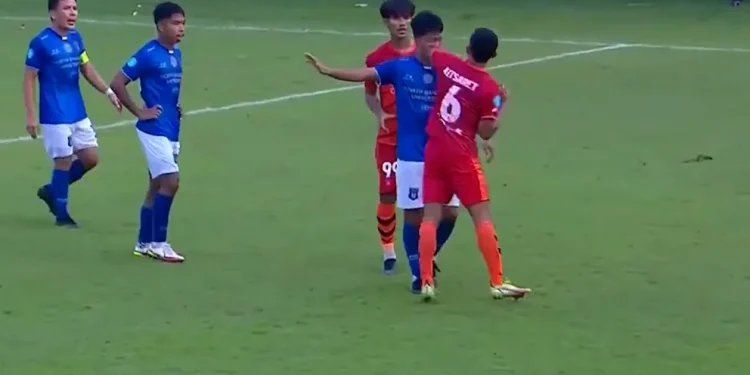 Brutal agresión en el fútbol asiático: un golpe de Muay Thai, 24 puntos de sutura y rescisión de contrato