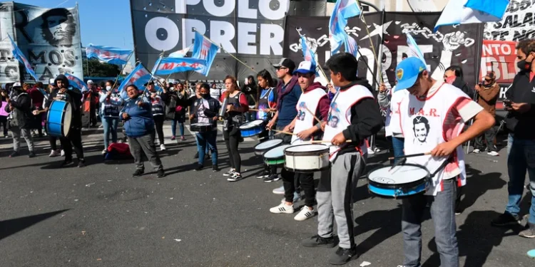 Piqueteros preparan dos protestas masivas en abril y el Gobierno endurece su discurso