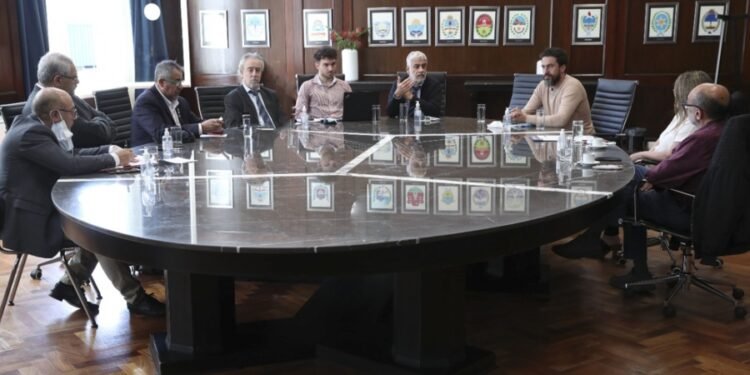 Gobierno y supermercados analizaron una canasta con productos de consumo esencial