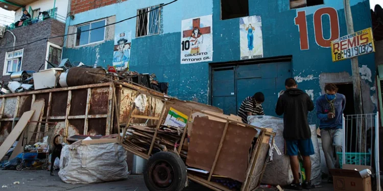 Según una medición paralela que hizo el Gobierno, la pobreza afecta al 55% de la población argentina