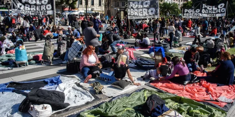 El Gobierno se reunirá hoy con los movimientos sociales más duros para lograr una tregua