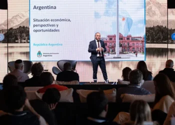 En medio de la dura interna del Gobierno, Guzmán se vuelve a presentar ante el círculo rojo