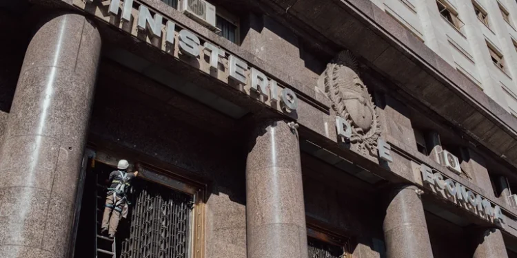 La deuda pública bajó en USD 2.018 millones en abril por la revaluación del dólar, sumó USD 374.260 millones