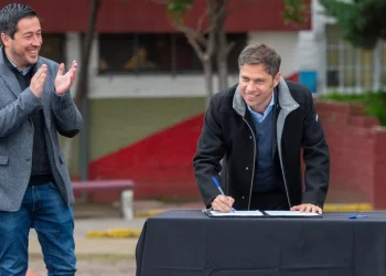 Axel Kicillof acordó un 60% de aumento salarial hasta fin de año para estatales, docentes, médicos y judiciales