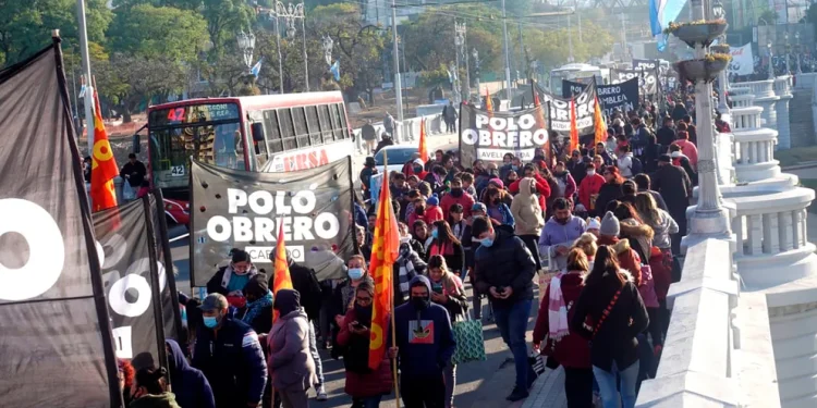 Denunciaron por extorsión a dirigentes del Polo Obrero por quedarse con el 2% de los haberes que reciben los beneficiarios del Potenciar Trabajo