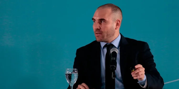 La fuerte caída de los bonos que ajustan por inflación complica la búsqueda de financiamiento de Martín Guzmán