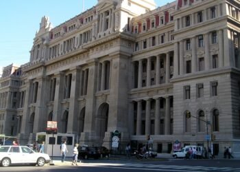 Organizaciones sociales concentran en el Obelisco para marchar a la Corte Suprema