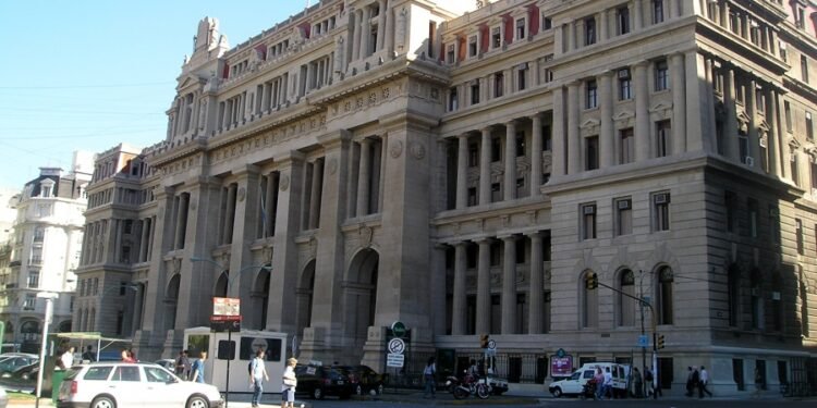 Organizaciones sociales concentran en el Obelisco para marchar a la Corte Suprema