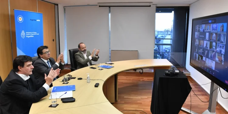 Con la presencia de empresarios y gremios, comenzó la discusión para actualizar el salario mínimo