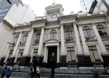 El staff del FMI aprobó la segunda revisión del acuerdo con la Argentina y avanza la llegada de otro desembolso de USD 3.900 millones