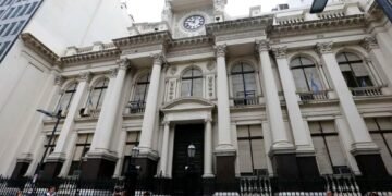 El staff del FMI aprobó la segunda revisión del acuerdo con la Argentina y avanza la llegada de otro desembolso de USD 3.900 millones