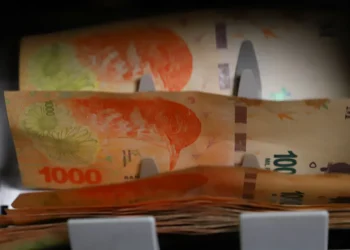 El BCRA frenó la emisión y en agosto cayó la cantidad de pesos en la calle por primera vez en meses