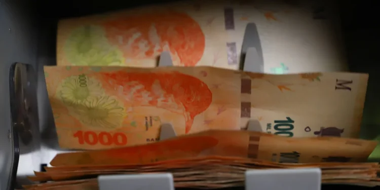 El BCRA frenó la emisión y en agosto cayó la cantidad de pesos en la calle por primera vez en meses