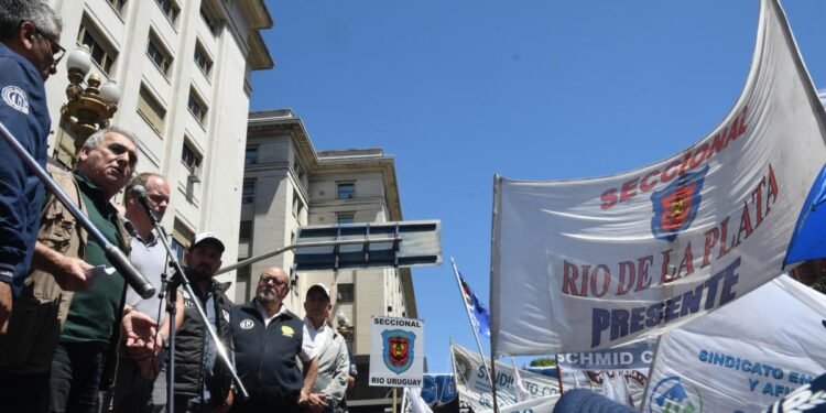 Los trabajadores portuarios paran 24 horas y marchan al Ministerio de Transporte