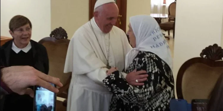 Francisco envió una carta por la muerte de Bonafini: “Mantuvo viva la búsqueda de verdad, memoria y justicia”