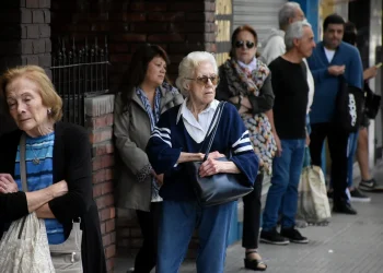 Pese a los refuerzos, la caída real de los salarios arrastra también a las jubilaciones