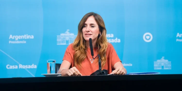 Integrantes de los movimientos sociales amenazan con renunciar a sus cargos en el Gobierno en medio de la tensión por los planes