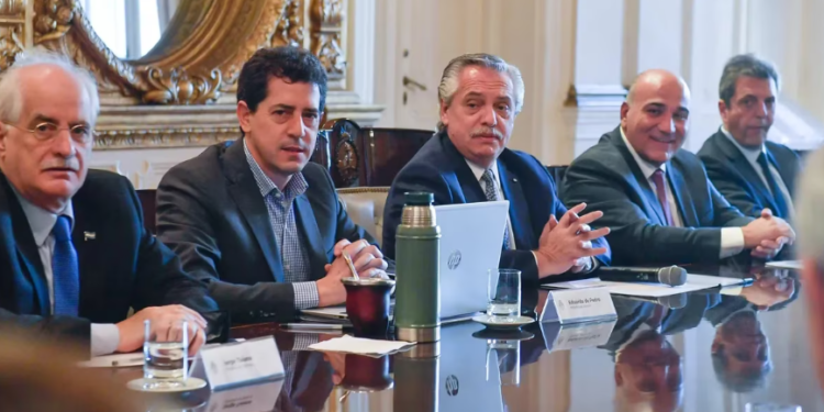 Los mensajes entre Cristina Kirchner y Alberto Fernández refuerzan la señal de tregua, pero por debajo se mantiene el enfrentamiento