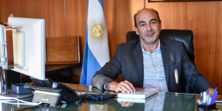 Ante un retroceso de los bonos en dólares, el secretario de Finanzas anunció una fuerte intervención