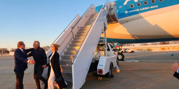 Alberto Fernández llegó a Nueva York, sin poder despegarse de la decisión de Mauricio Macri