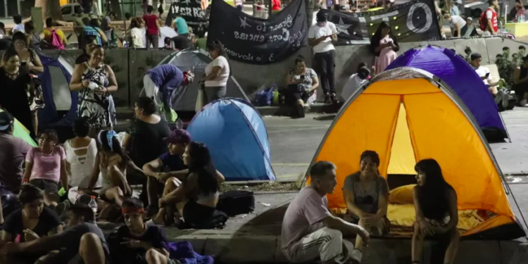 Los piqueteros cortan la 9 de Julio y amenazan con mantener el acampe hasta el miércoles