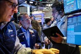 Bonos suben hasta 3% y acciones argentinas en Wall Street ganan terreno en la primera reacción del mercado a la candidatura de Massa