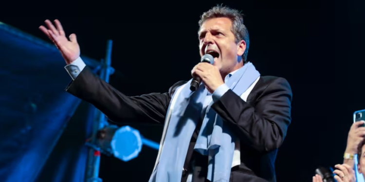 Massa ve la implosión de JxC como una oportunidad, aunque los radicales renieguen de un acuerdo con él