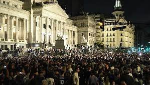 Tras la cadena nacional de Milei, hubo cacerolazos y una movilización al Congreso