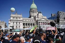 Piqueteros, partidos de izquierda y organizaciones sociales marchan al Congreso en contra de la Ley Ómnibus