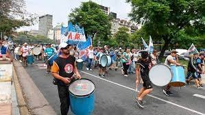 piqueteros y movimientos sociales protestan frente al Ministerio de Capital Humano