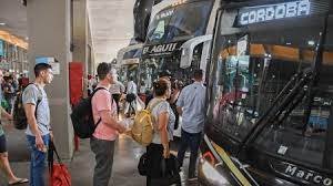 El Gobierno quiere quitar trabas para líneas aéreas y colectivos de larga distancia
