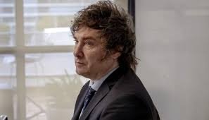 Milei confirmó que se frenará la emisión de pesos y sugirió a la gente que saque sus dólares del colchón