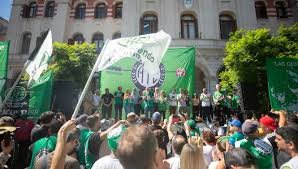 El gremio estatal más poderoso irá a la Justicia para buscar frenar los despidos y toma distancia de ATE