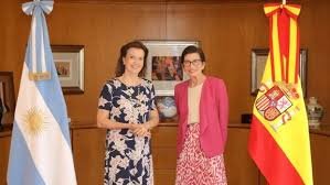 La embajadora de España ya se fue de la Argentina por el conflicto diplomático entre Javier Milei y Pedro Sánchez