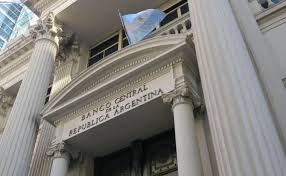 El Gobierno busca contrarrestar la baja tasa de los plazos fijos