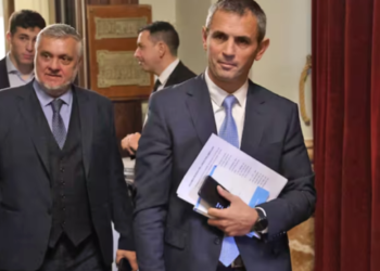 Otro foco de tensión con los dialoguistas: el Gobierno negocia la integración de la comisión bicameral que deberá revisar las privatizaciones