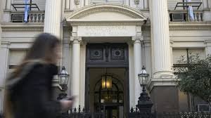 el BCRA solo se queda con 3 de cada US$10 que compra en el mercado